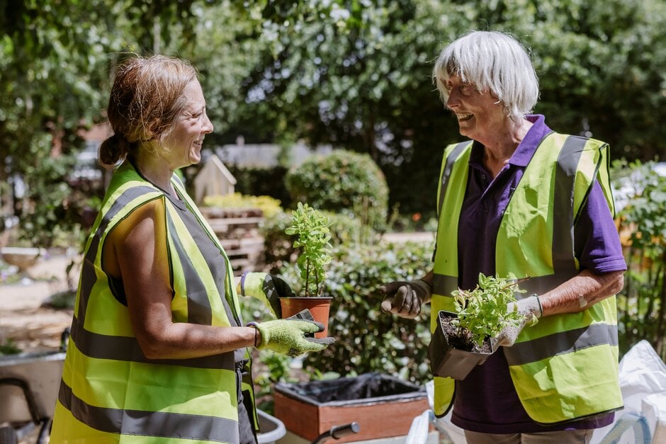 https://www.rhs.org.uk/getmedia/21b5588c-d739-47aa-8ea3-b1f55f7c0b31/Volunteers-digging-and-planting-at-the-Vyne-Community-Garden.jpg?ext=.jpg&height=627&width=940