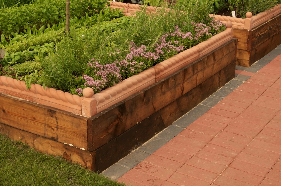 https://www.rhs.org.uk/getmedia/27928164-a512-4caf-971a-73180f9739d1/raised-beds-from-recycled-floorboards.jpg?width=940&height=624&ext=.jpg