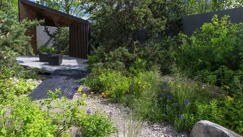 The path of loose granite chips leads through the garden to the loggia