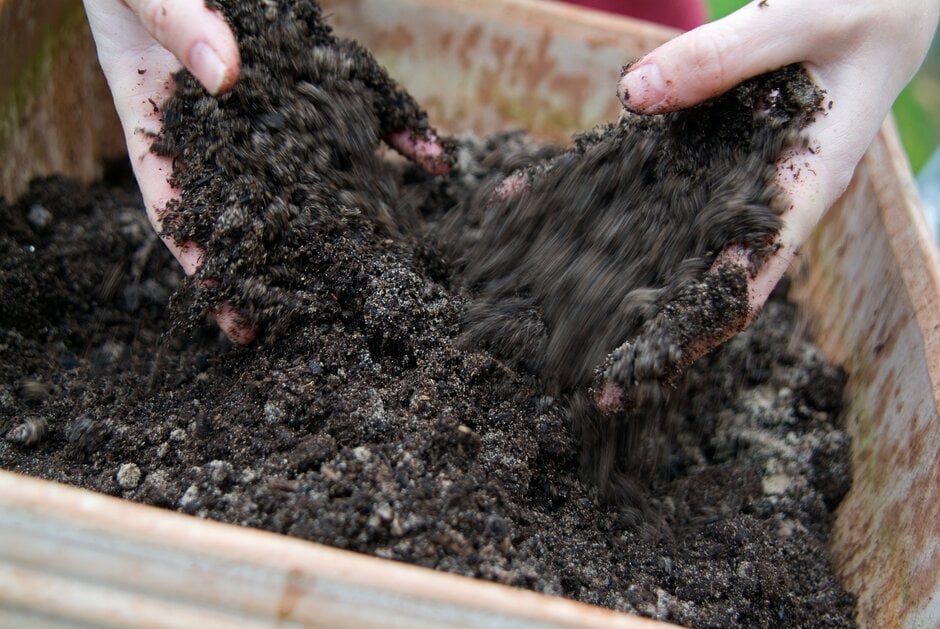 Mix your ingredients thoroughly so the compost is easy for roots to grow through
