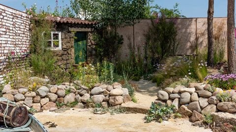 The garden represents a small and secluded cove in Rías de Galicia on the Atlantic coast in northwest Spain – containing tough and salt-resistant planting typical of the region.
