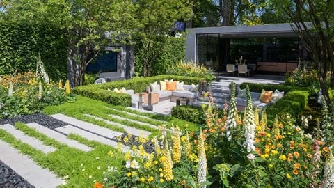 A modern yet relaxed feel, coupled with a simple, formal layout with its impressive pavilion, makes this beautiful garden by designer Hay-Joung Hwang an appealing place to be.