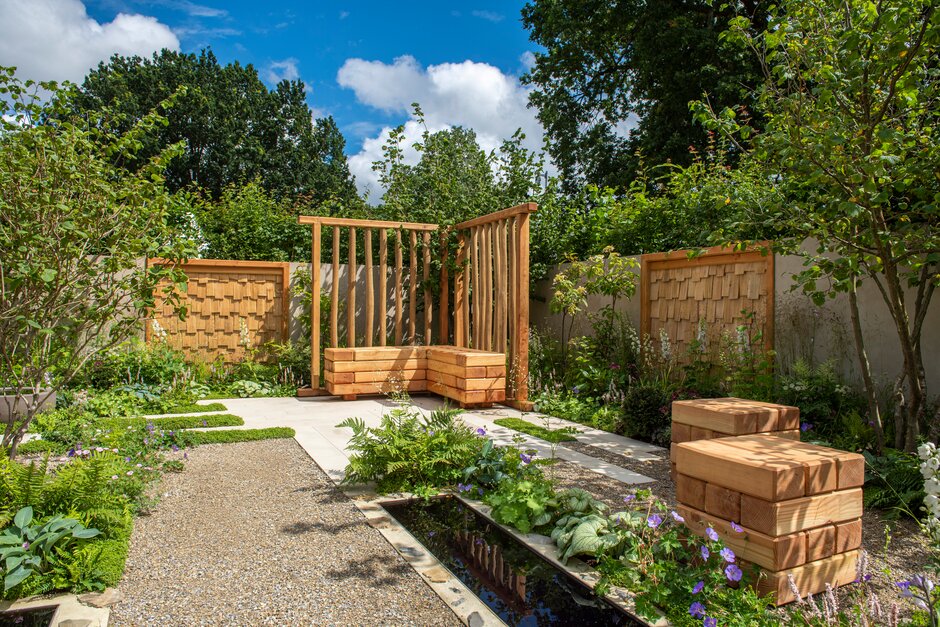 A Place To Meet Again. Designed by Mike Long. Sponsored by The Association of Professional Landscapers (APL), Kebur Garden Materials, Creepers Nurseries and Landscape Plus. Lifestyle Garden. RHS Hampton 2021.