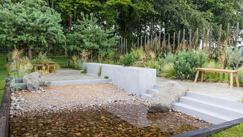 Evoking the Scottish coastline, this contemporary space gives great take home ideas to people wanting to bring a naturalistic coastal theme to life