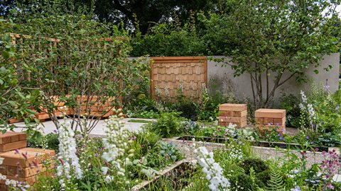 This lovely space has a secluded feel inviting you to take a seat on its wooden cubes and benches and enjoy conversations with friends