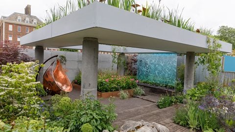 A garden on many levels that invites you to consider the making of gin, the clever use of recycled materials and the power of plants to create low amounts of energy