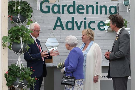 Queen Elizabeth visiting the advisory stand in the Chelsea Experience feature