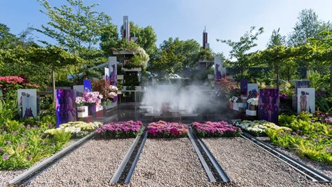 With its fountains, mist spray, water rills and a myriad of colourful plants to suit all tastes, this garden is a real crowd pleaser.