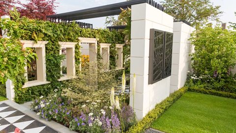 A calm sunken space set against a backdrop of walls clad in Ashlar, evoking the classical architecture of London’s most famous squares.