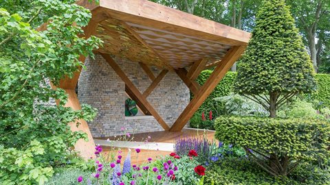 Throughout the garden there is a mix of formal and informal planting that is held together by the central loggia, adorned with a freeform painting on the underside of the roof.