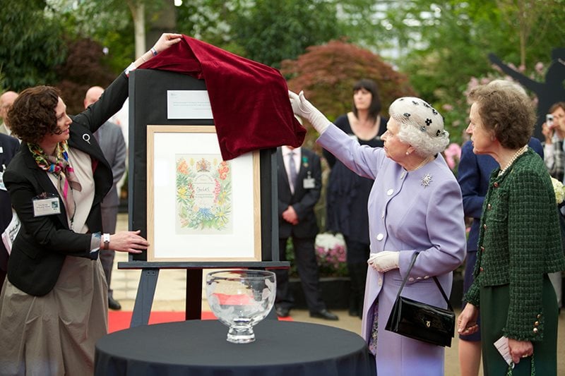 The Queen unveils a specially commissioned Royal Autograph on her visit to RHS Chelsea